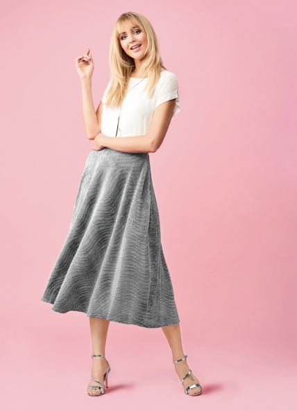 How to style the midi skirt correctly to hide your weak areas