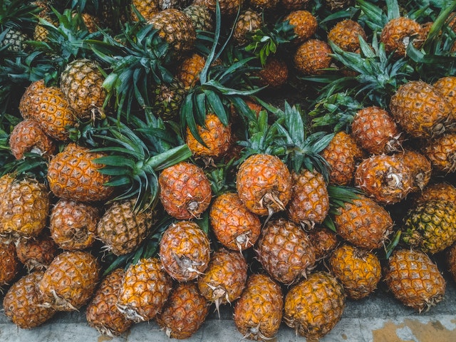 Pineapples – peeling them right and recognizing ripe ones