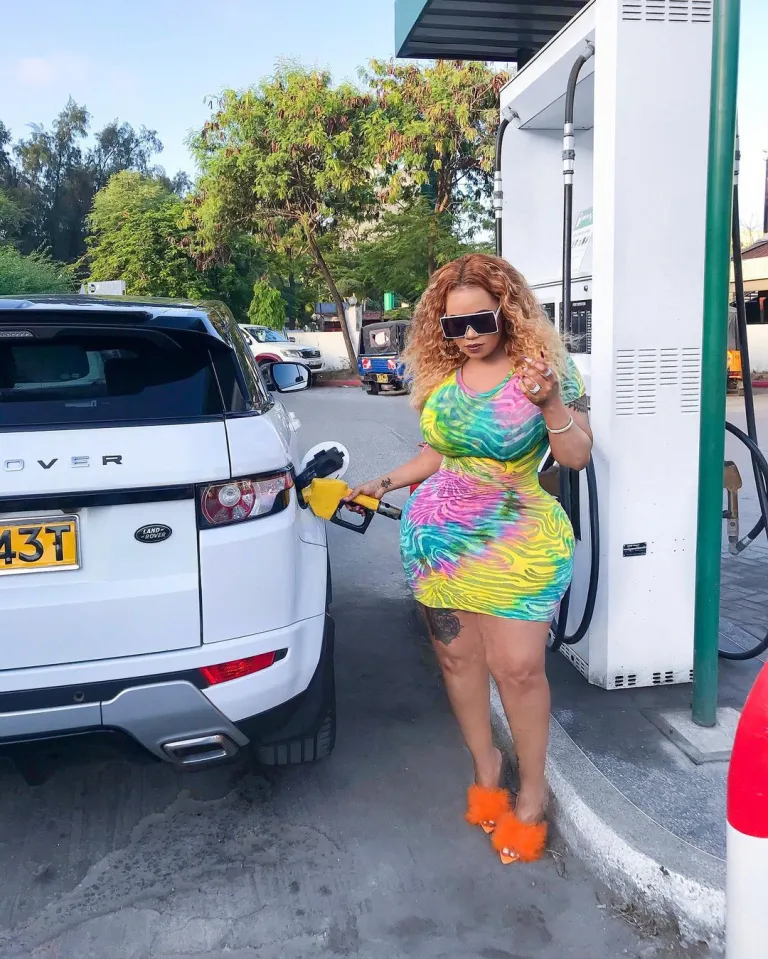 Vera Sidikia fueling her Range Rover